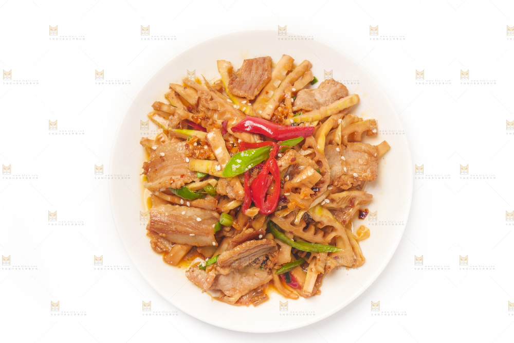 白底上放着一盘竹笋炒肉