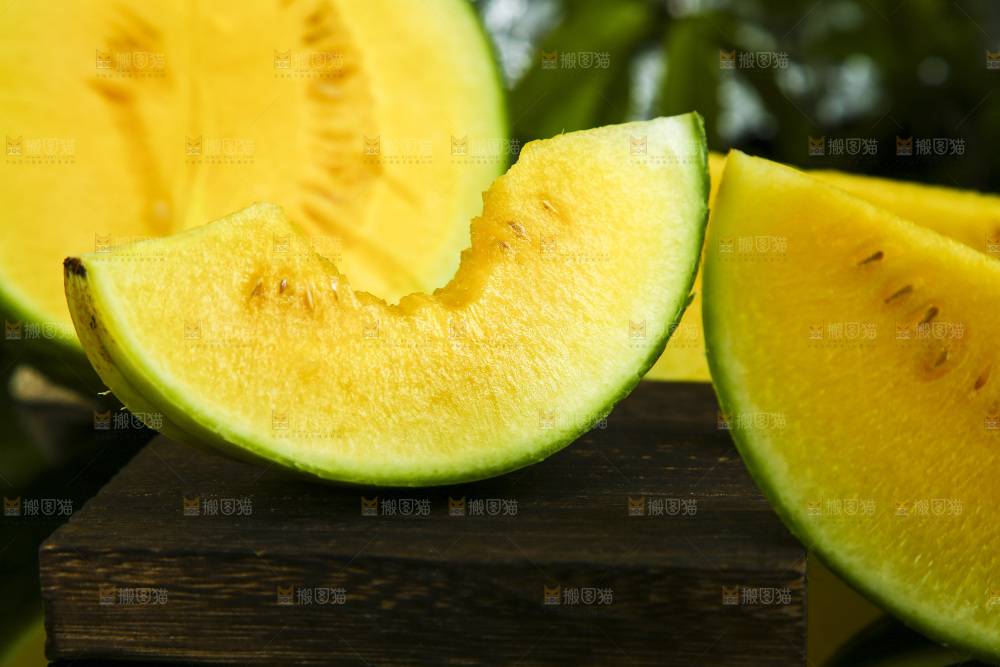 黑底上放着黄肉西瓜切块
