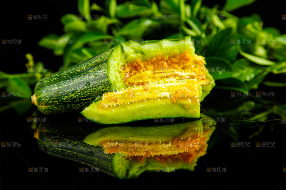 黑底上放着山东羊角蜜甜瓜