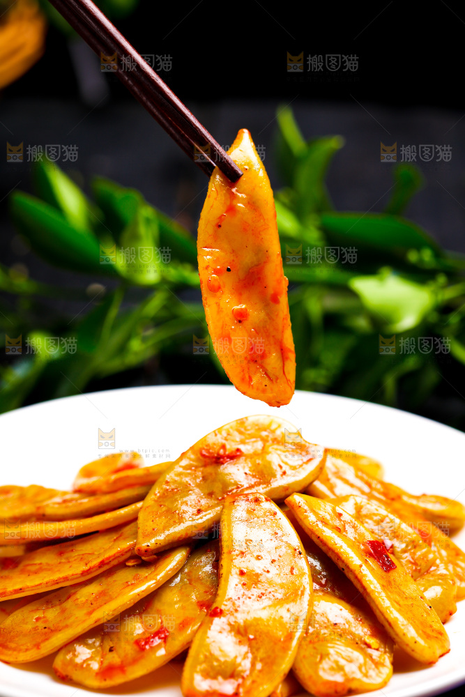 深底上放着一盘酸扁豆