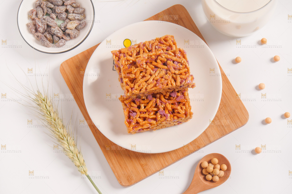 木板上放着一盘沙琪玛