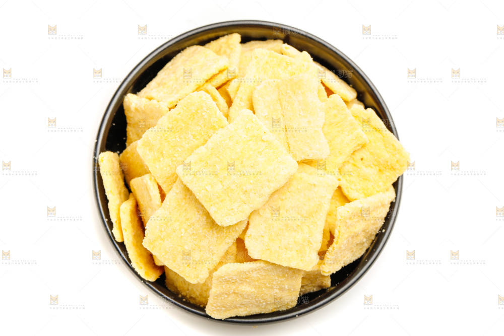 手工锅巴片放在白底上