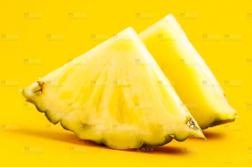 浅底上放着云南香水小菠萝
