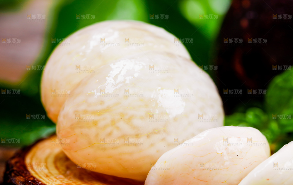 木底上的山竹果肉