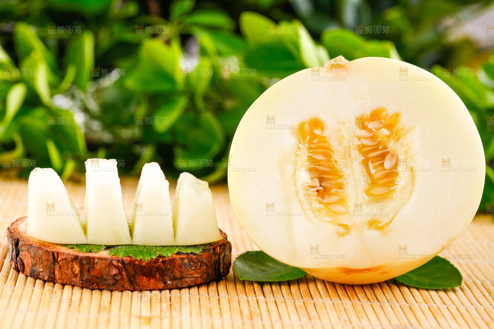 浅底上的新鲜甜瓜