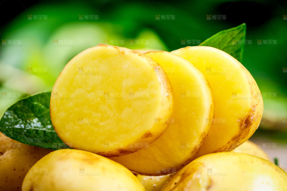 木底放着一盘云南土豆