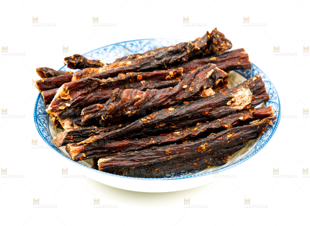 白底上放着一碗牛肉干