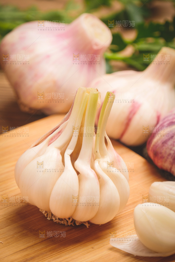木底上的大蒜