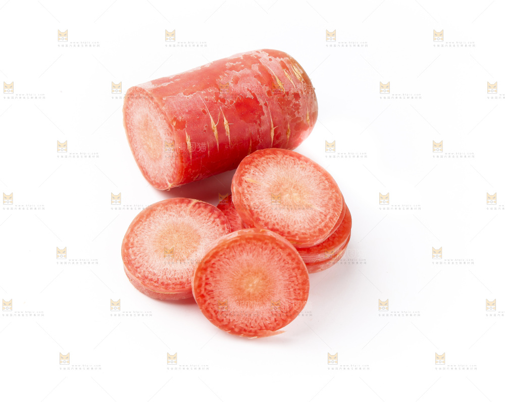 红胡萝卜切片放在白底上