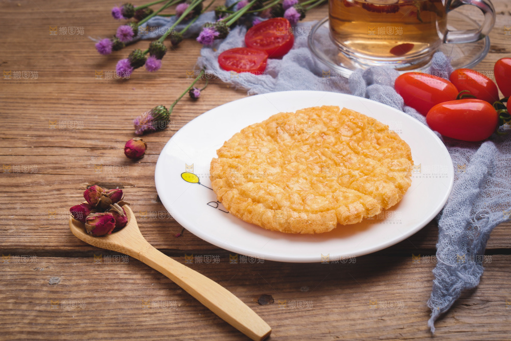 木底上放着一盘大米饼