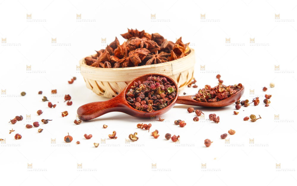 白底上的香料组合