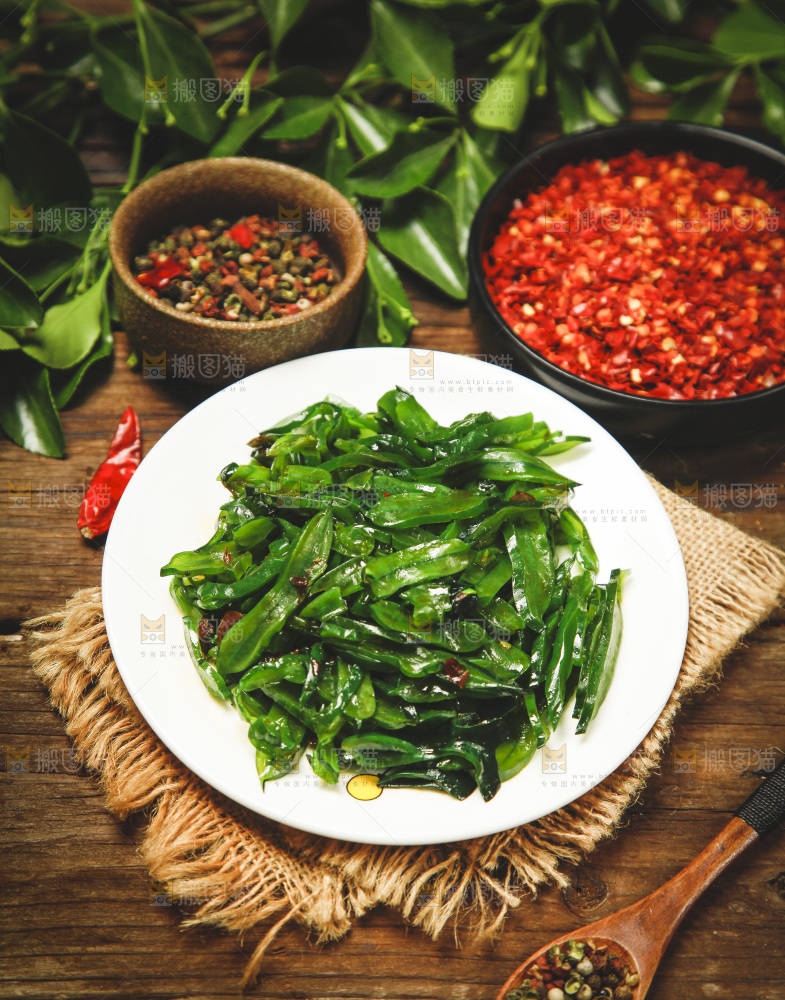 一盘香辣海白菜放在木底上