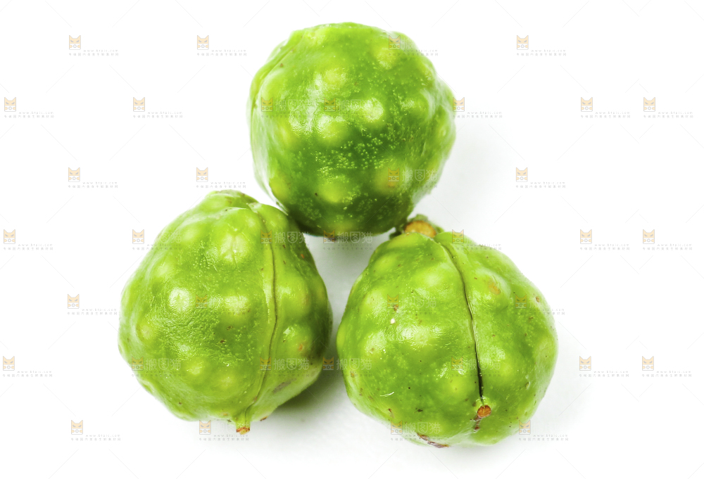 新鲜麻椒放在白底上