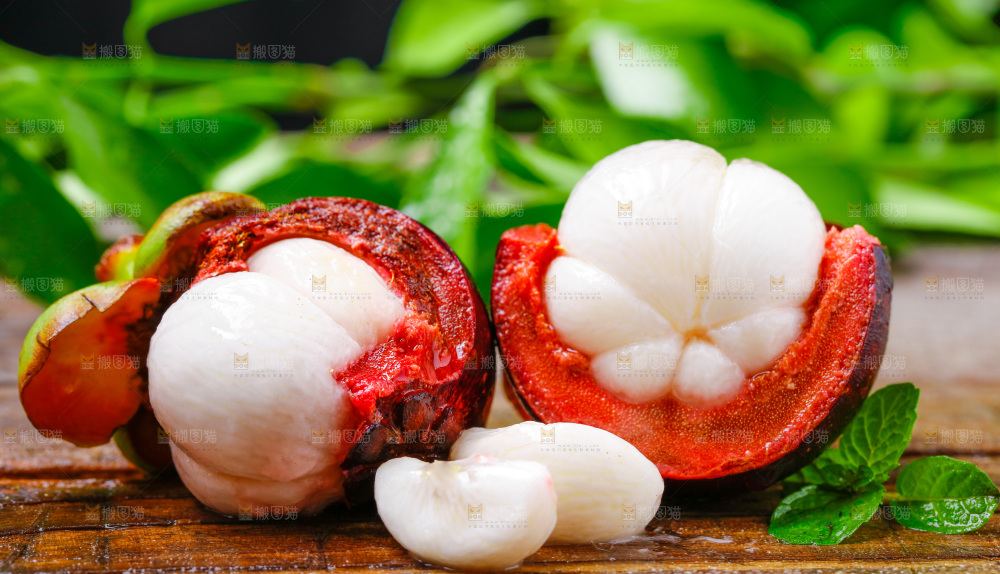 深底上的山竹果肉