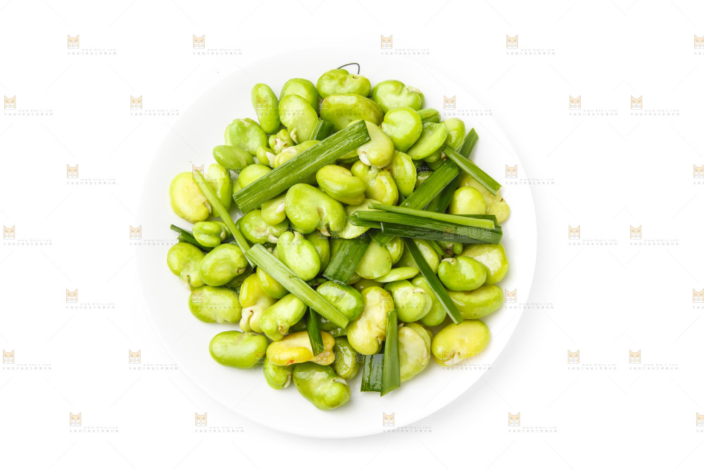 一盘素炒蚕豆放在白底上