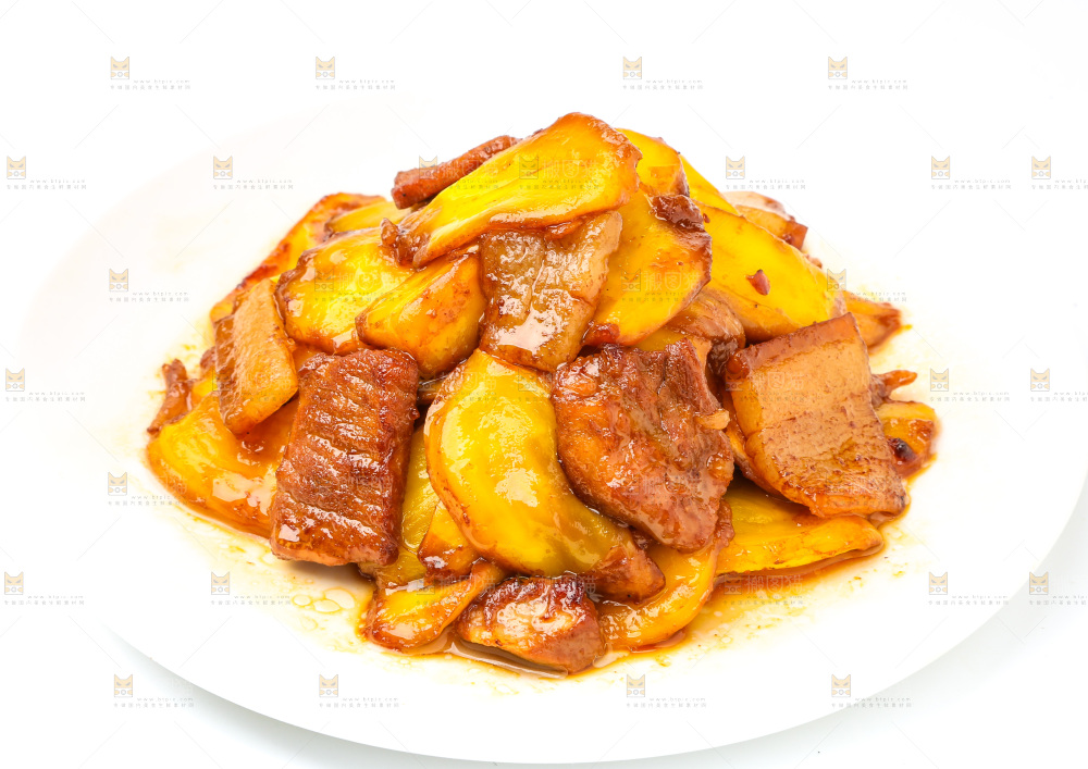 白底上放着一盘小炒肉