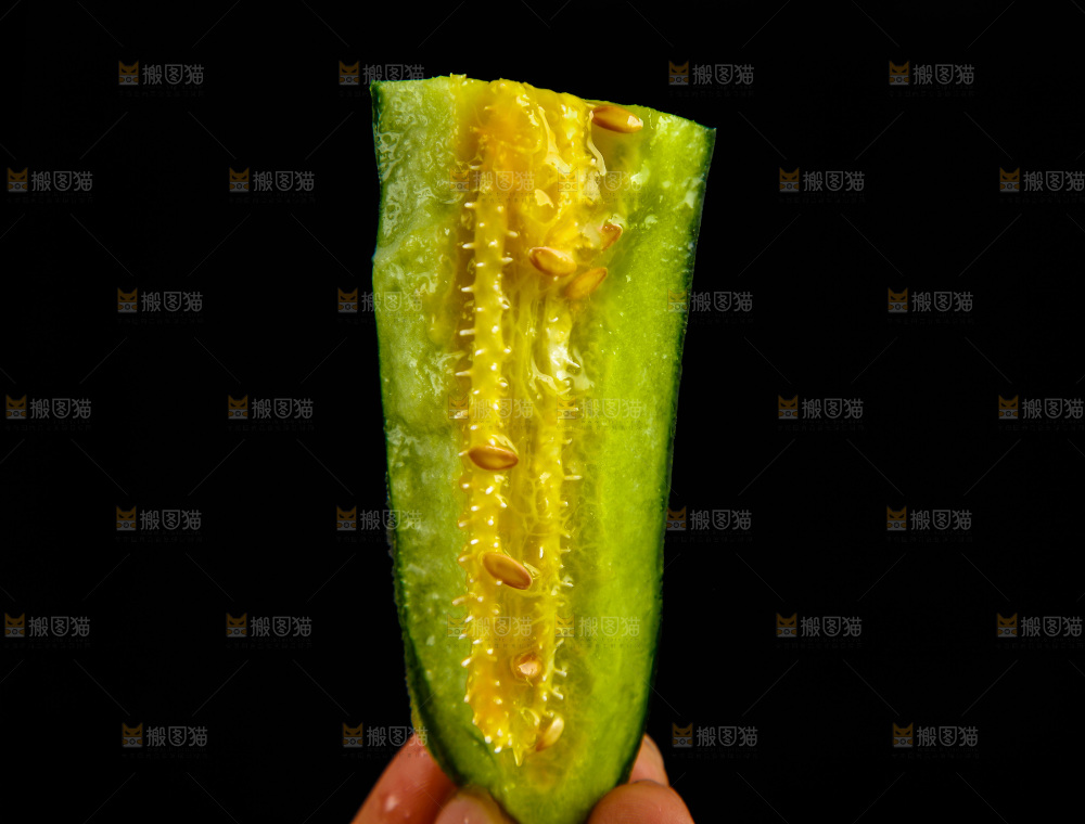 手拿切开的羊角蜜甜瓜