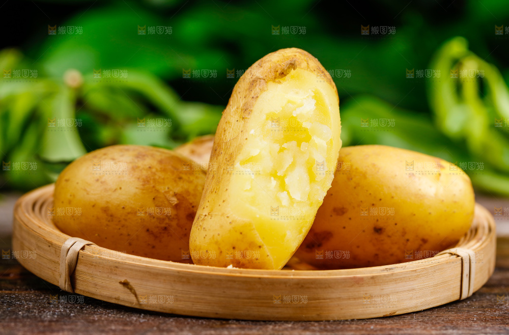 木底上放着一盘云南土豆