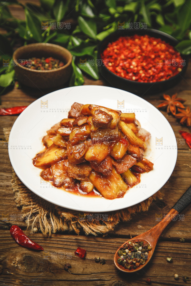 一盘小炒肉放在木底上
