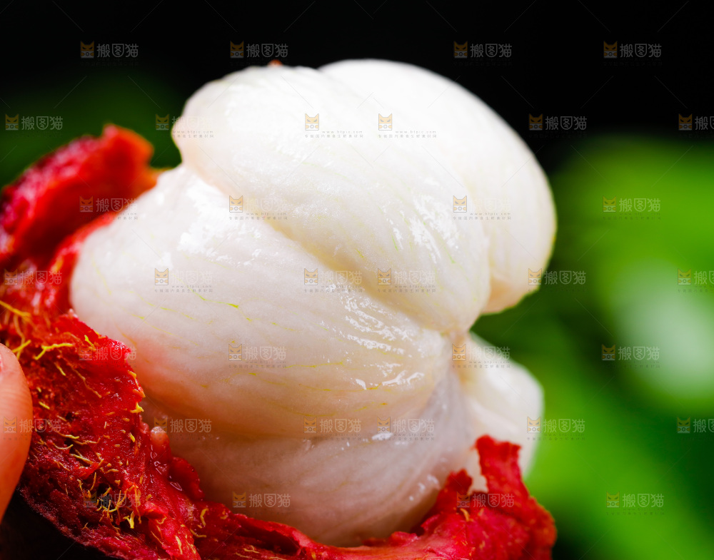 木底上的山竹果肉