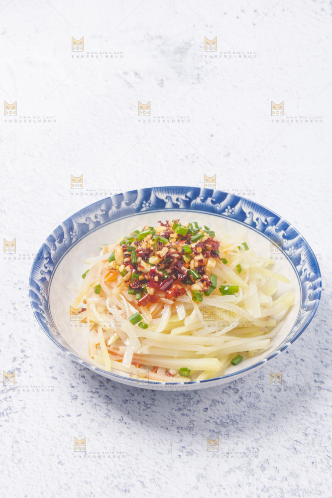 石板上放着一盘凉拌土豆丝