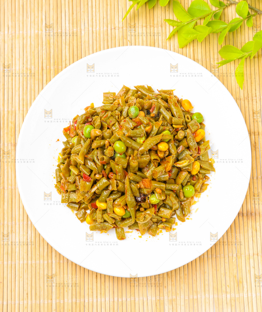 一盘酸豆角放在木底上