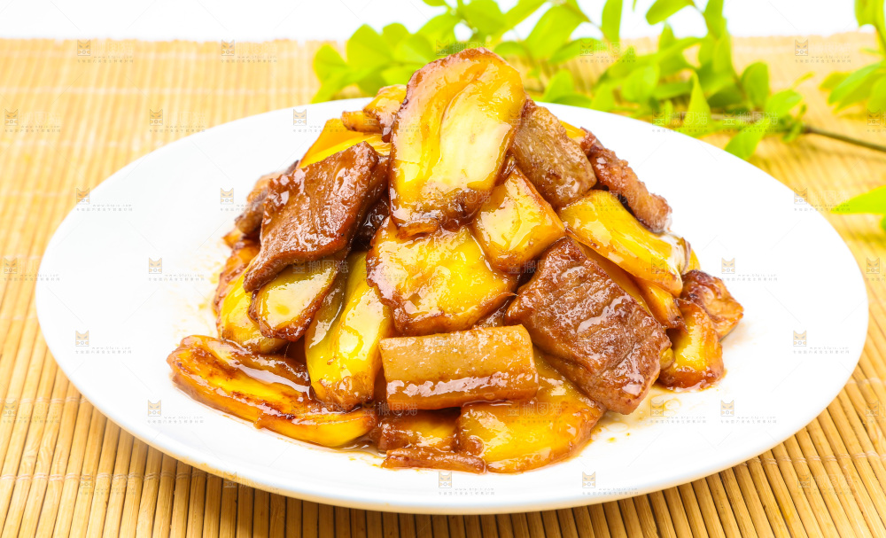 一盘小炒肉放在木底上