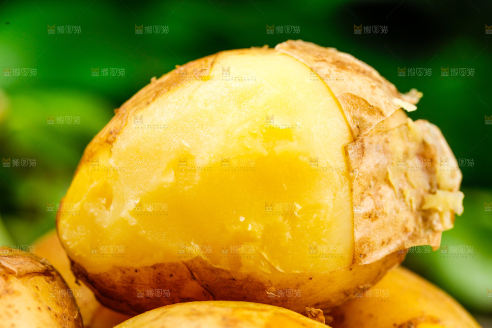 深底上的黄心土豆