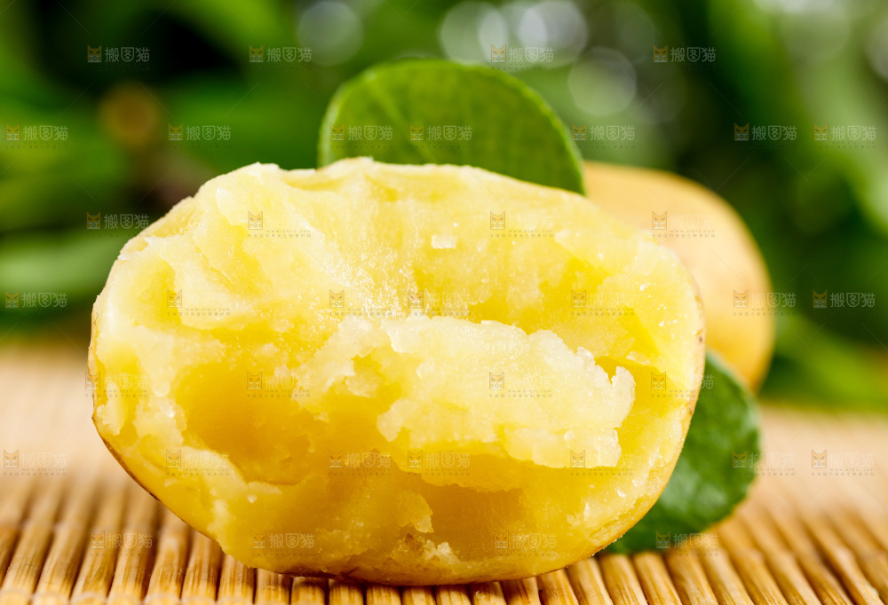 木底上放着一盘黄心土豆