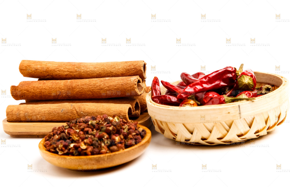 白底上的香料组合