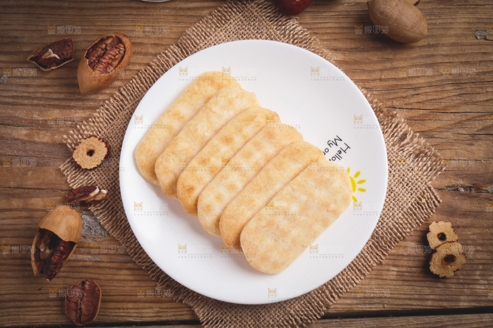 一盘雪饼放在木底上