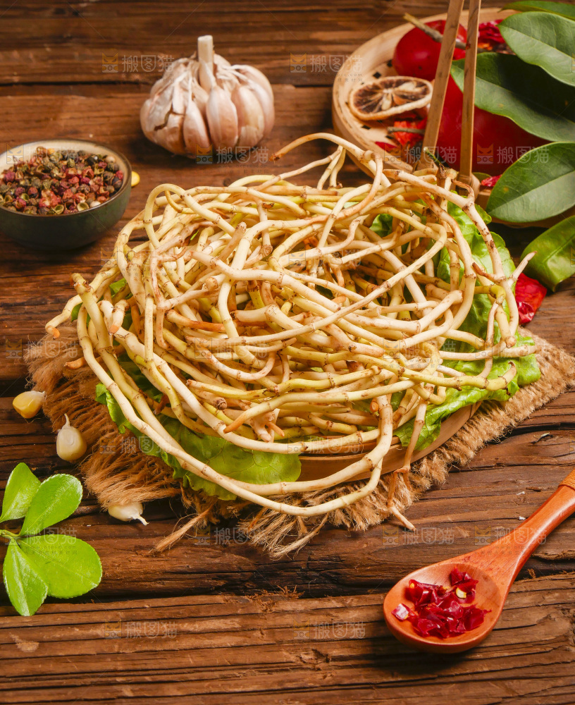 木底上的鱼腥草