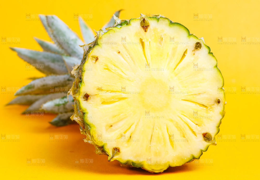 浅底上放着云南香水小菠萝