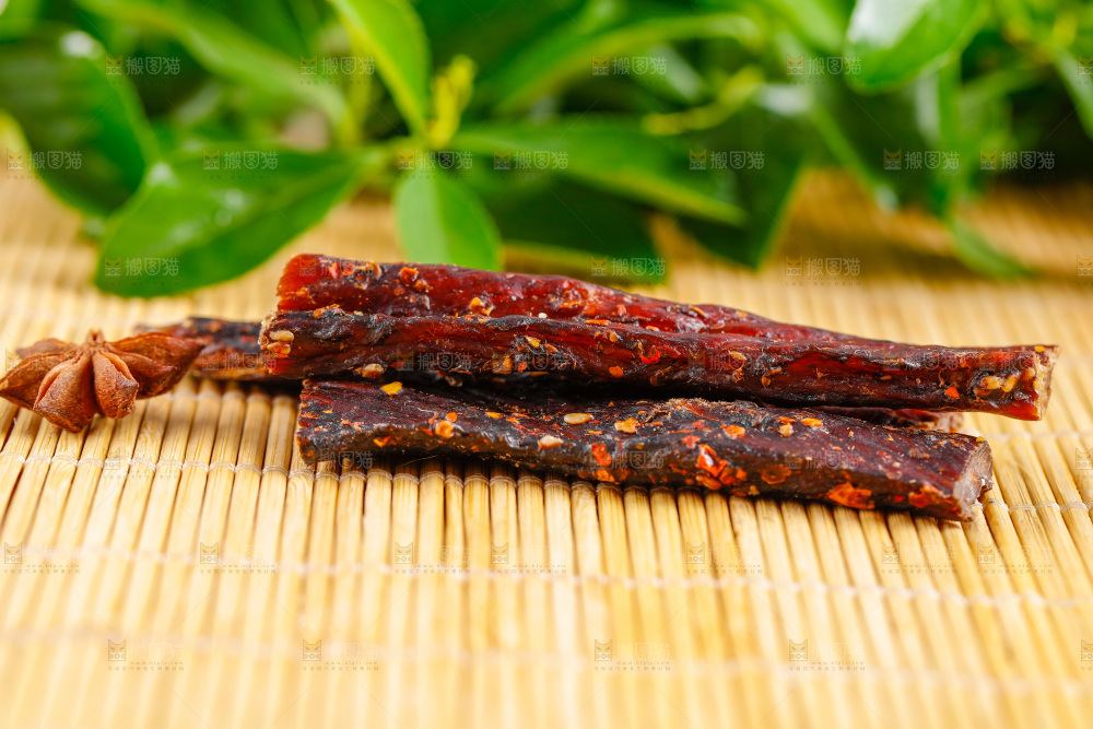 木底上放着内蒙古牛肉干