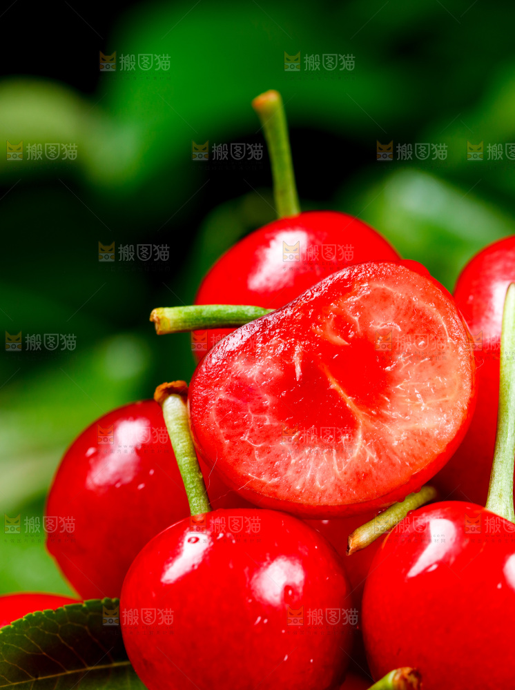 木底上放着一盘烟台樱桃