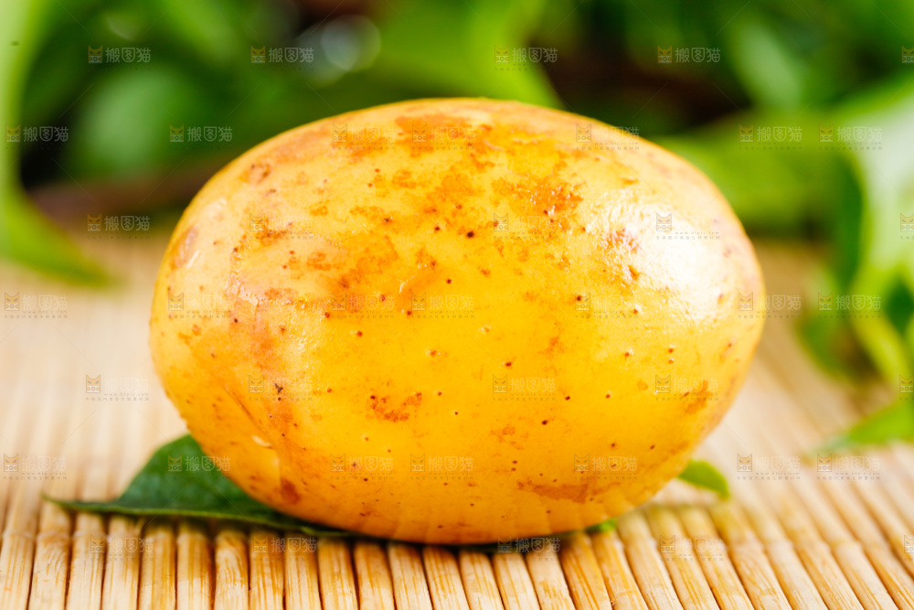 浅底上放着云南黄心土豆