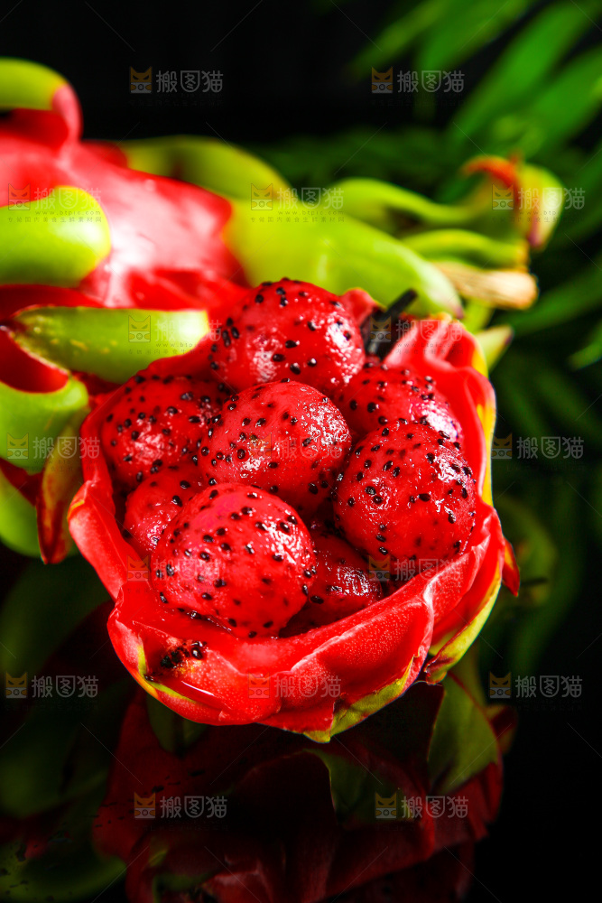 黑底上放着海南红心火龙果