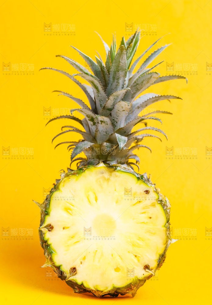 浅底上放着云南香水小菠萝