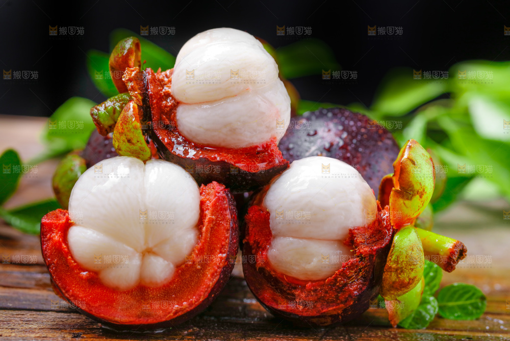 木底上放着剥皮的泰国山竹