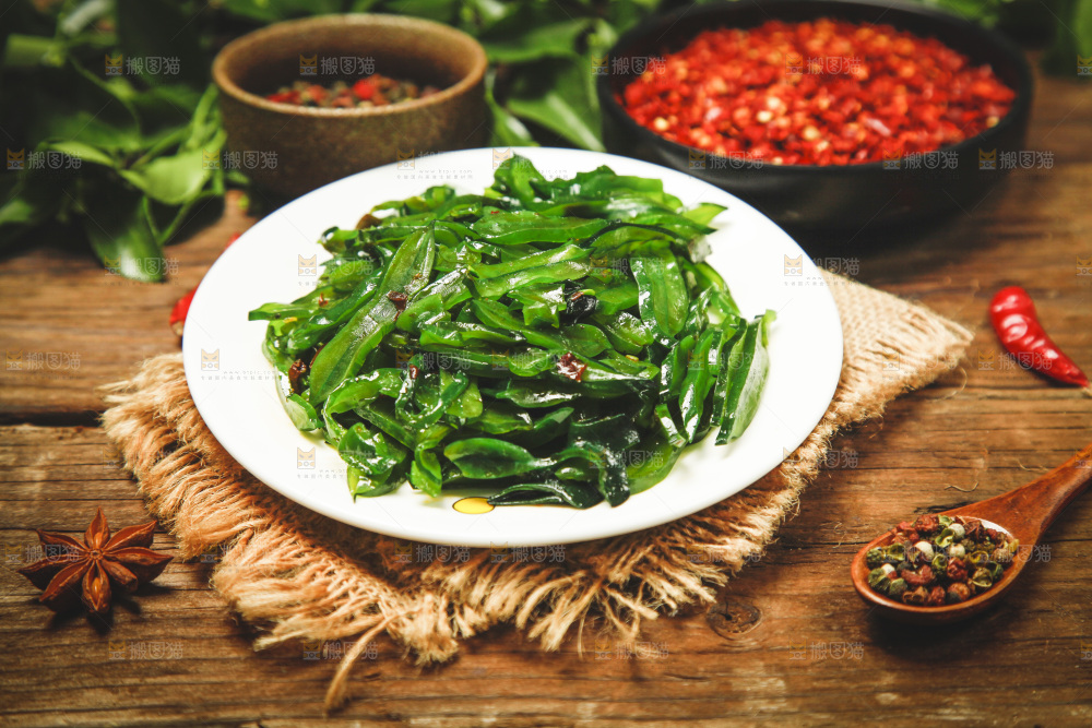 一盘香辣海白菜放在木底上