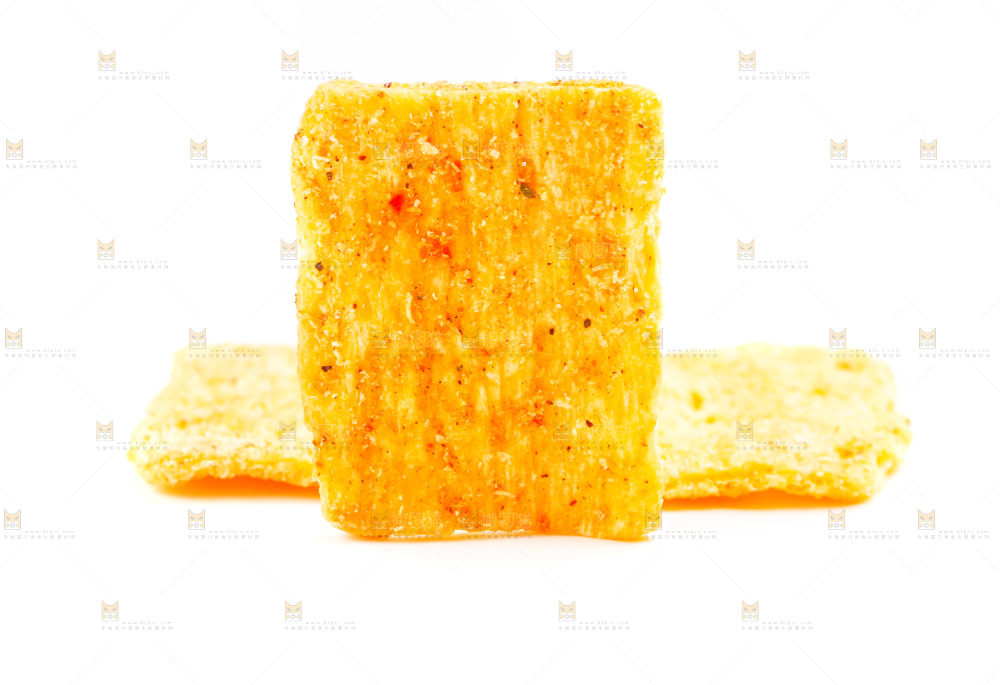 白底上放着麻辣锅巴