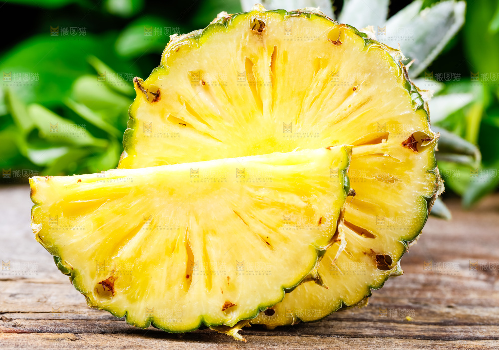 香水小菠萝放在木底上