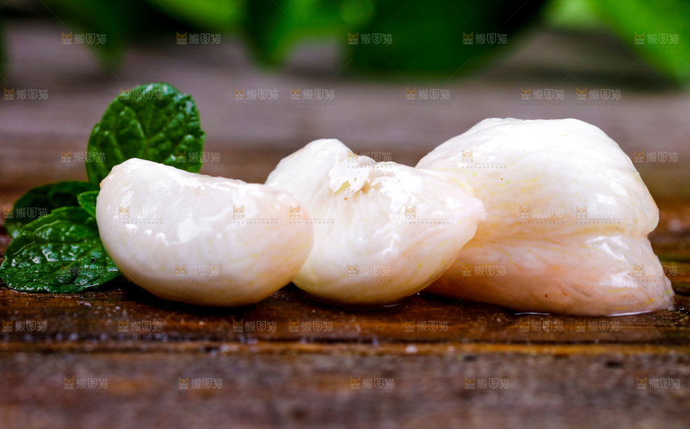 木底上放着泰国山竹果肉
