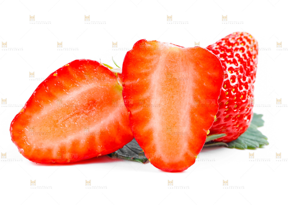 切开的牛奶草莓放在白底上
