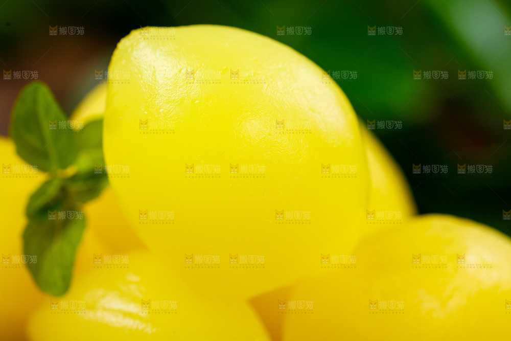 橄榄果放在木底上