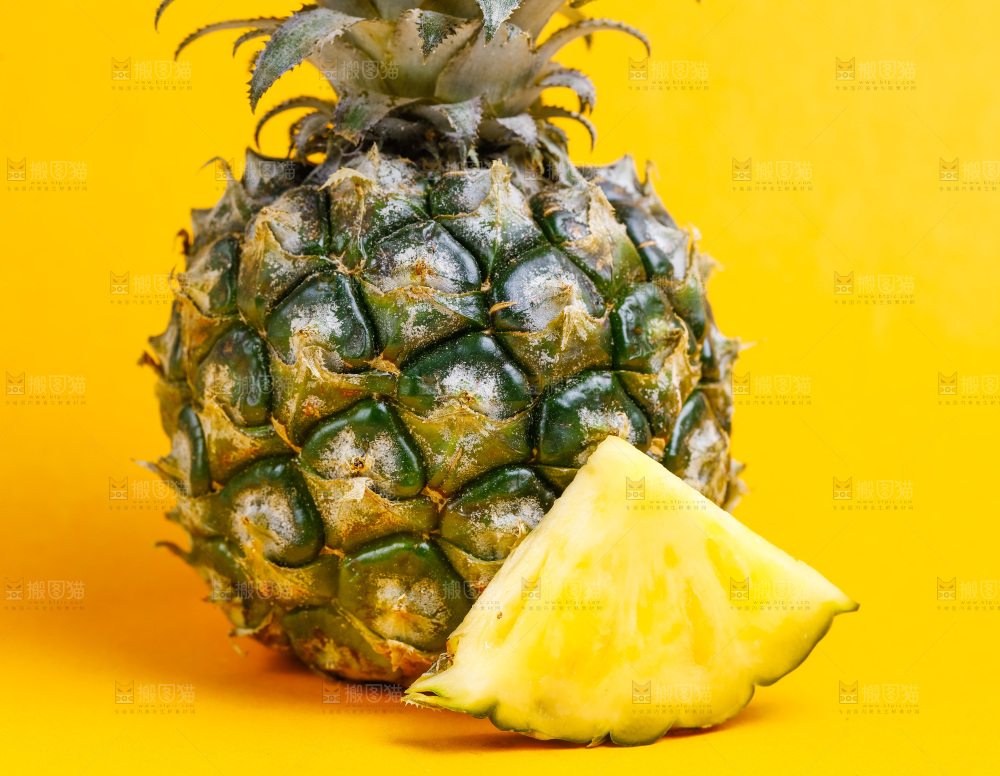 浅底上放着云南香水小菠萝