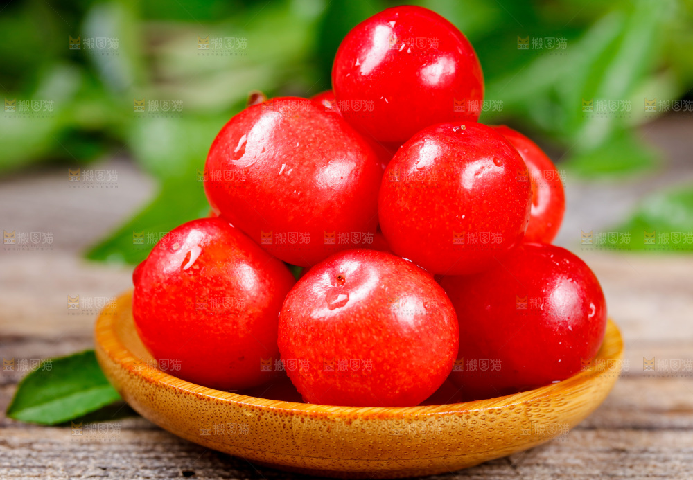 木底上放着一盘烟台樱桃