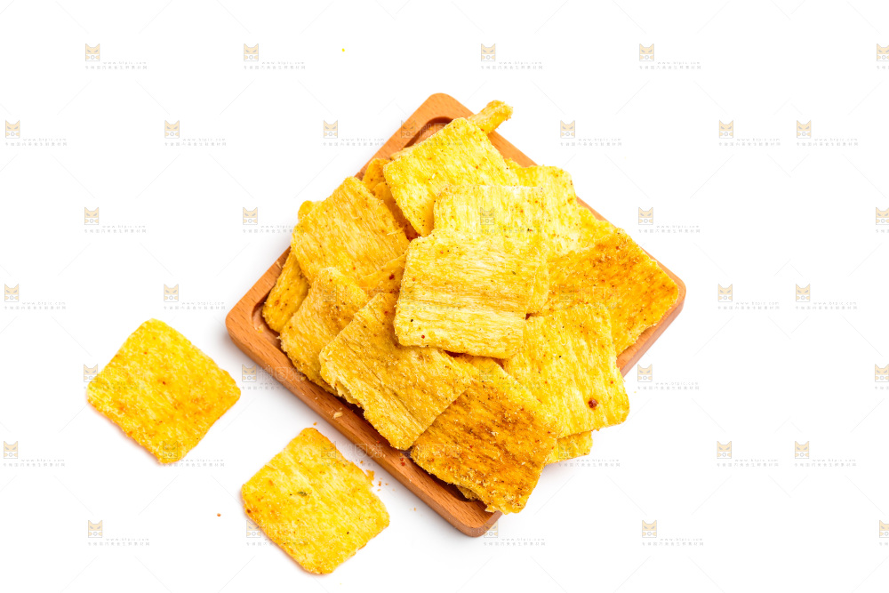 白底上放着麻辣锅巴