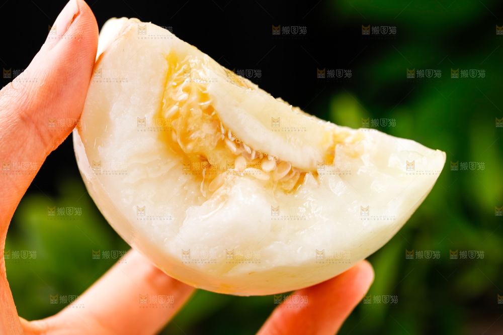 手拿掰开的绿宝甜瓜