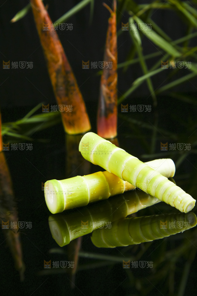 深底上放着剥皮的春雷笋